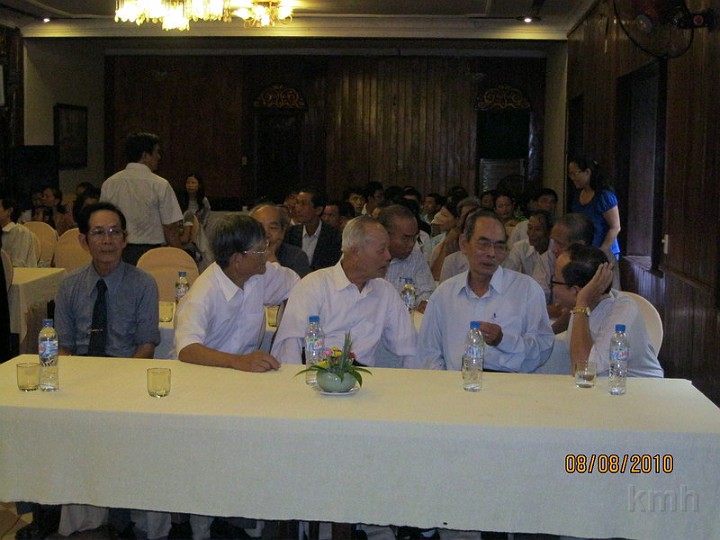 IMG_0292_1.jpg - Các thầy cô đến dự buổi trao quà Khuyến Học 2010 tại Hội Trường KS Thành Nội 08-08-2010